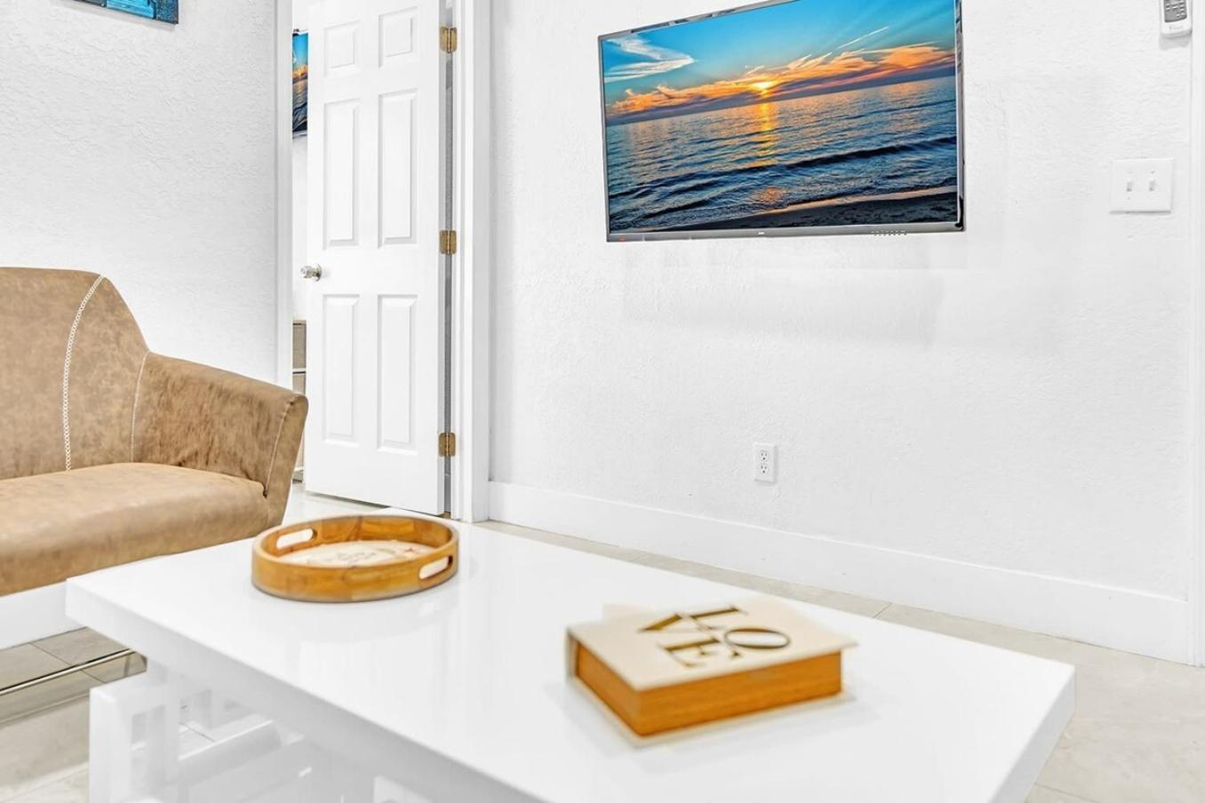 Boutique One Bdrm Close To Aventura Mall & Beach Халландейл-Бич Экстерьер фото